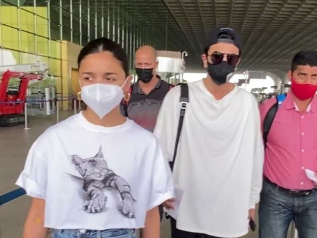Twinning And Winning: Alia Bhatt-Ranbir Kapoor At The Airport