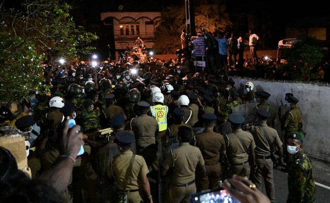श्रीलंका में आपातकाल के साथ पुलिस कर्फ्यू लागू, मदद के लिए भारत ने भेजी डीजल की खेप