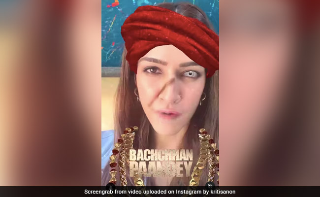 Kriti Sanon ने शेयर किया ये गजब का Video, मुंबई से दिल्ली ट्रेन में मस्ती करती पहुंची 'बच्चन पांडे' की टीम