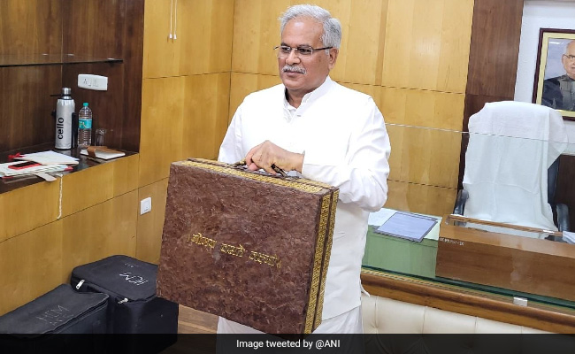 गोबर से बने ब्रीफकेस में बजट लेकर विधानसभा पहुंचे CM भूपेश बघेल, जानें क्या है इसकी खासियत
