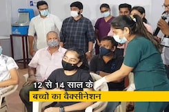 मुंबई में कोविड वैक्सीनेशन सेंटरों पर बहुत कम संख्या में नजर आए बच्चे मुंबई में कोविड वैक्सीनेशन सेंटरों पर बहुत कम संख्या में नजर आए बच्चे