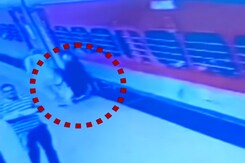 वीडियो: ट्रेन में चढ़ने की कोशिश कर रही महिला फिसली, सिपाही ने बचाई जान  वीडियो: ट्रेन में चढ़ने की कोशिश कर रही महिला फिसली, सिपाही ने बचाई जान