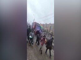 Video: Kharkiv में तिरंगे के साए में भारतीय छात्रों ने "वंदे मातरम" के लगाए नारे Video: Kharkiv में तिरंगे के साए में भारतीय छात्रों ने "वंदे मातरम" के लगाए नारे