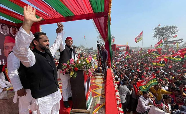 यूपी चुनाव 2022 : BJP नेता रीता बहुगुणा जोशी के बेटे मयंक जोशी सपा में हुए शामिल