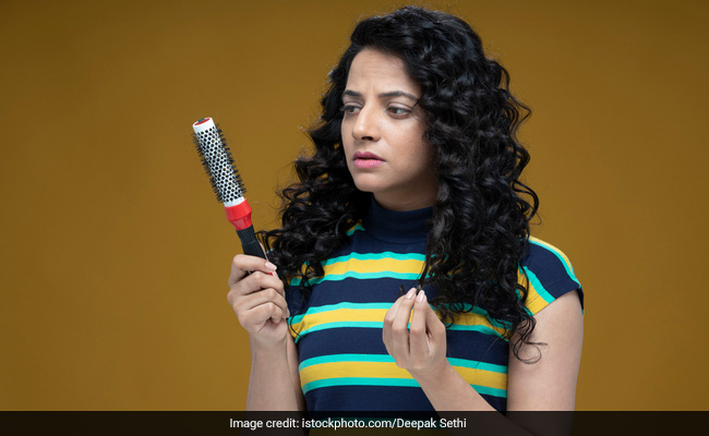 Hair Care: कर्ली बालों वाली लड़कियों को अपनाना चाहिए ये हेयर केयर रूटीन, एक-एक लट दिखेगी चमकती हुई