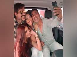 VIDEO: अक्षय कुमार ने इमरान हाशमी के साथ डांस कर किया 'सेल्फी' का ऐलान, तो फैन्स ने कहा- ब्लॉकबस्टर है भाई! VIDEO: अक्षय कुमार ने इमरान हाशमी के साथ डांस कर किया 'सेल्फी' का ऐलान, तो फैन्स ने कहा- ब्लॉकबस्टर है भाई!