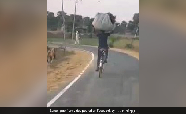दोनों हाथ छोड़कर, सिर पर बोझ लेकर मस्ती से साइकिल चला रहा है ये शख्स, वीडियो गर्दा मचा रहा है