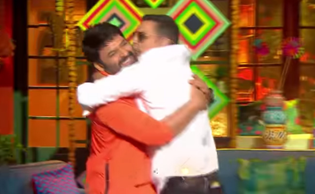 Akshay Kumar Kisses Kapil Sharma On TKSS After Reports Of Their Rift
