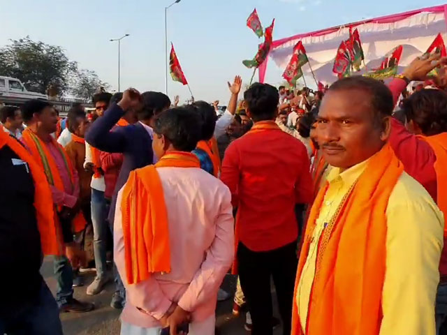 BJP, SP Workers Raise Slogans Outside Lucknow Counting Centre
