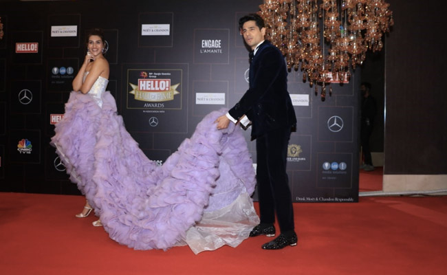 Viral: Sidharth Malhotra Holds Kriti Sanon's Dress Up For Her On Awards Red Carpet