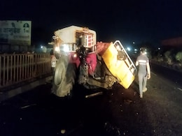 महाराष्ट्र के सोलापुर में भीषण सड़क हादसा, ट्रक और ट्रैक्टर की भिड़ंत में 4 की मौत महाराष्ट्र के सोलापुर में भीषण सड़क हादसा, ट्रक और ट्रैक्टर की भिड़ंत में 4 की मौत