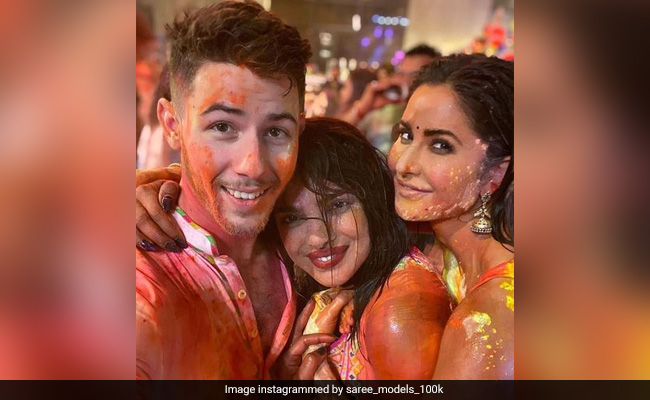 ये बॉलीवुड सितारे हैं देश से दूर फिर भी खेलते हैं हरे, पीले, लाल, गुलाबी रंगों से होली ये बॉलीवुड सितारे हैं देश से दूर फिर भी खेलते हैं हरे, पीले, लाल, गुलाबी रंगों से होली