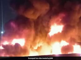 कोलकाता में चमड़े के कारखाने में लगी भयानक आग, दमकलकर्मी आग बुझाने में जुटे कोलकाता में चमड़े के कारखाने में लगी भयानक आग, दमकलकर्मी आग बुझाने में जुटे