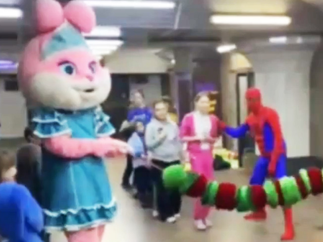 जब खारकीव के मेट्रो स्टेशन पर छिपे बच्चों का दिल बहलाने पहुंचे 'सुपरहीरो'