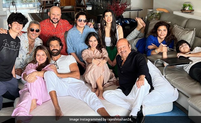 Just Hrithik Roshan And Rumoured Girlfriend Saba Azad Exchanging Love-Filled Notes