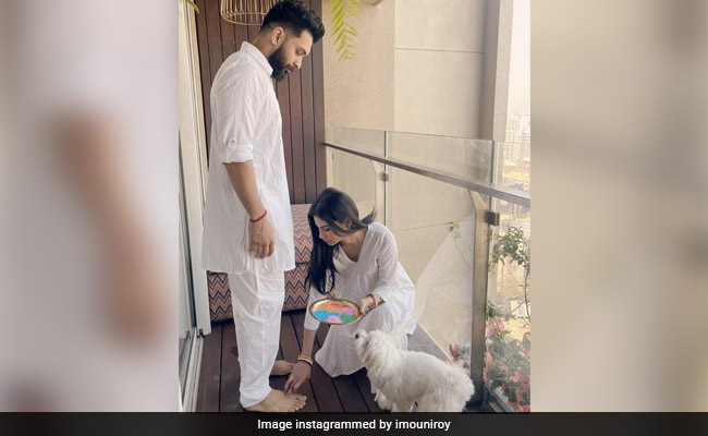 मौनी रॉय ने पति के साथ मनाई पहली होली, सूरज के पांव पर यूं लगाया रंग- देखें PHOTOS