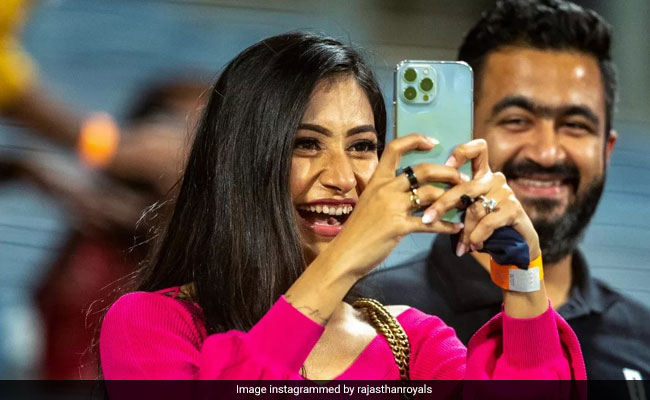 विकेट लेने के बाद पत्नी धनाश्री वर्मा को फ्लाइंग किस देते दिखे युजवेंद्र चहल, फैन्स बोले- भाई आते ही छा गए