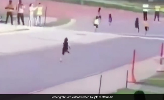 दिव्यांग होने के बावजूद एक पैर और हिम्मत वाली बैसाखी के सहारे दौड़ लगा कर बच्ची ने दिल जीता