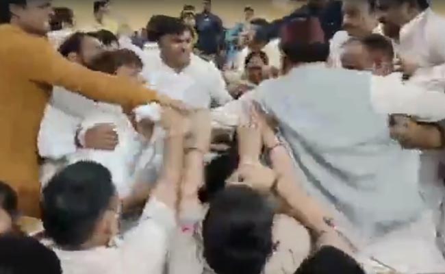 सदन की मर्यादा तार-तार, EDMC की बैठक में AAP-BJP पार्षदों के बीच जमकर हाथापाई