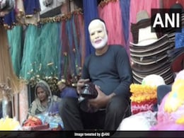 होली की रौनक : UP के बाज़ारों में छाया 'PM मोदी मास्क', धड़ल्ले से हो रही बिक्री होली की रौनक : UP के बाज़ारों में छाया 'PM मोदी मास्क', धड़ल्ले से हो रही बिक्री