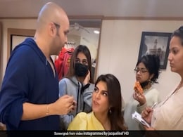 जैकलीन फर्नांडिस को मेकअप आर्टिस्ट पर आया गुस्सा, सबके सामने सुना दी खरी खोटी, जमकर वायरल हो रहा Video जैकलीन फर्नांडिस को मेकअप आर्टिस्ट पर आया गुस्सा, सबके सामने सुना दी खरी खोटी, जमकर वायरल हो रहा Video
