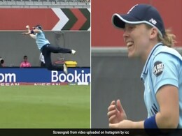 हवा में डाइव लगाते हुए इंग्लैंड की कप्तान का शानदार कैच, बल्लेबाज को नहीं हुआ यकीन, देखें VIDEO हवा में डाइव लगाते हुए इंग्लैंड की कप्तान का शानदार कैच, बल्लेबाज को नहीं हुआ यकीन, देखें VIDEO