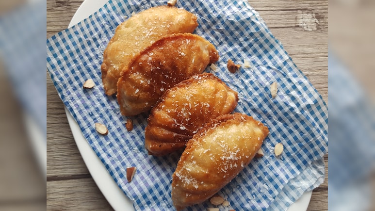 आज क्या बनाऊं: ना मैदा ना चीनी फिर भी बनेंगी परफेक्ट गुझिया, नोट करें रेसिपी