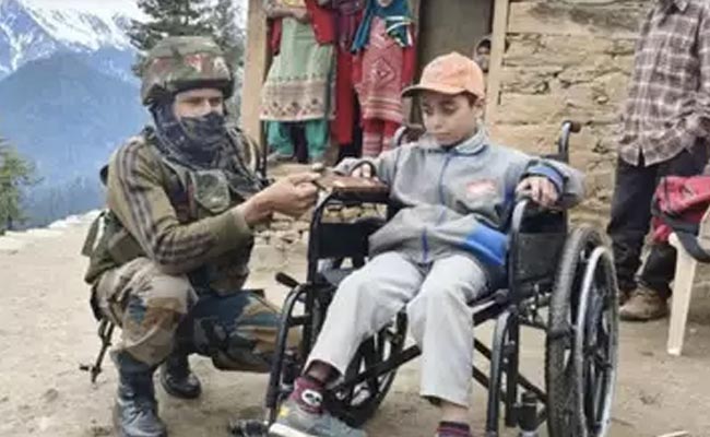 Indian Army के जवानों ने जम्मू-कश्मीर के दिव्यांग बालक को व्हीलचेयर देकर दिल जीता