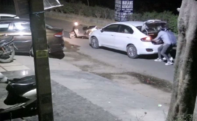 On Camera, 4 Men Stop Delhi Businessman's Car, Loot Nearly Rs 2 Crore