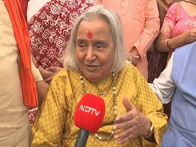 Veteran Singer's Musical Appeal To Voters On Last Day Of UP Polls