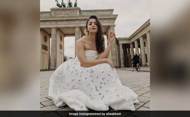 "Mini Meryl": Big Love For Alia Bhatt's Hollywood Announcement From Hrithik Roshan, Arjun Kapoor And Others
