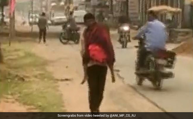 छत्तीसगढ़: बेटी के शव को कंधे पर उठाकर ले जाते पिता का वीडियो वायरल, स्‍वास्‍थ्‍य मंत्री ने दिए जांच के आदेश