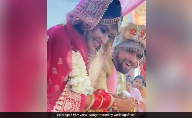 पंडित जी ने दूल्हे को बताए वैवाहिक नियम, बोला- ये तो मैं 6 साल से कर रहा हूं, हंसते-हंसते लोटपोट हुई दुल्हन