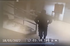 गार्ड की वर्दी पहनकर जेल से भाग निकला ड्रग माफिया, CCTV में कैद हुई वारदात गार्ड की वर्दी पहनकर जेल से भाग निकला ड्रग माफिया, CCTV में कैद हुई वारदात