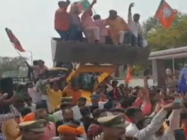 लखनऊ में बुलडोजर लेकर बीजेपी दफ्तर पहुंचे कार्यकर्ता, लोगों में दिखा भारी उत्साह