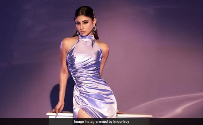 मौनी रॉय की लेटेस्ट तस्वीरों ने जीता फैंस का दिल, पर्पल गाउन में बेहद ग्लैमरस लग रहीं हैं एक्ट्रेस