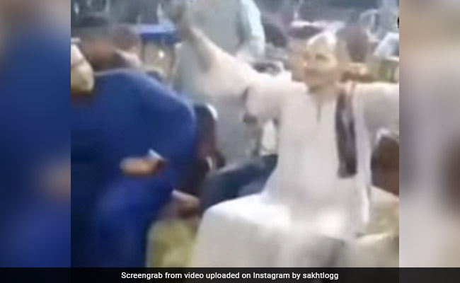 म्यूजिक सुनते ही बुजुर्ग शख्स को आया जोश, डांस के साथ करने लगा जबरदस्त हंगामा, लोग बोले- आत्मा आ गई क्या ?