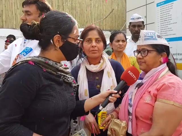 Election Results 2022: AAP Showers Party Workers With Flowers After Big Win In Punjab