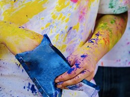 Holi Hacks: होली का रंग कपड़ों से नहीं छूट रहा तो अपनाएं ये टिप्स, झट से गायब हो जाएंगे रंग-बिरंगे धब्बे