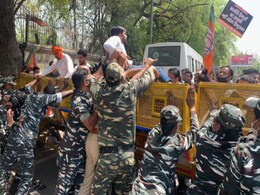 दिल्ली के CM केजरीवाल के आवास पर हमला, 70 हिरासत में; AAP ने BJP पर लगाए आरोप दिल्ली के CM केजरीवाल के आवास पर हमला, 70 हिरासत में; AAP ने BJP पर लगाए आरोप