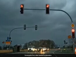 मुंडी हिलाकर ट्रैफिक लाइट्स ने किया आगे जाने वालों को मना, Video देख आप भी नहीं रोक पाएंगे अपनी हंसी मुंडी हिलाकर ट्रैफिक लाइट्स ने किया आगे जाने वालों को मना, Video देख आप भी नहीं रोक पाएंगे अपनी हंसी