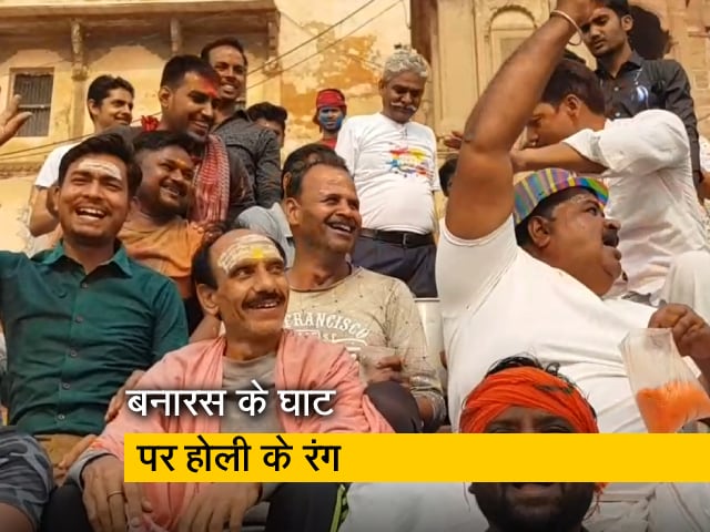 बनारस के घाट पर ठंडाई के साथ होली की तैयारी में जुटे होलियारे