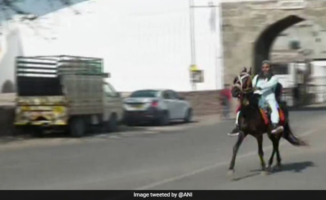 घोड़े पर बैठकर काम पर निकला युवक, पेट्रोल-डीजल की आसमान छूती कीमतों के बीच दिखा नजारा