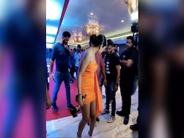 अवार्ड लेकर चल रहीं जैस्मिन भसीन के गाउन पर चढ़ा शख्स, फिर जो हुआ...देखें Video  अवार्ड लेकर चल रहीं जैस्मिन भसीन के गाउन पर चढ़ा शख्स, फिर जो हुआ...देखें Video
