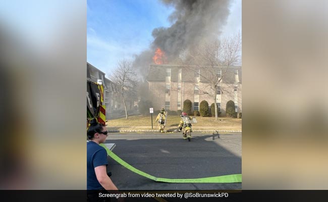 बच्चे को बचाने के लिए पिता ने दूसरी मंजिल से फेंका, आग से बचने के लिए खुद भी लगाई छलांग - देखें Video