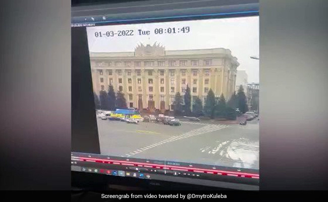 देखें VIDEO: जब यूक्रेन के खारकीव में सरकारी इमारत को रूसी मिसाइल ने उड़ाया...