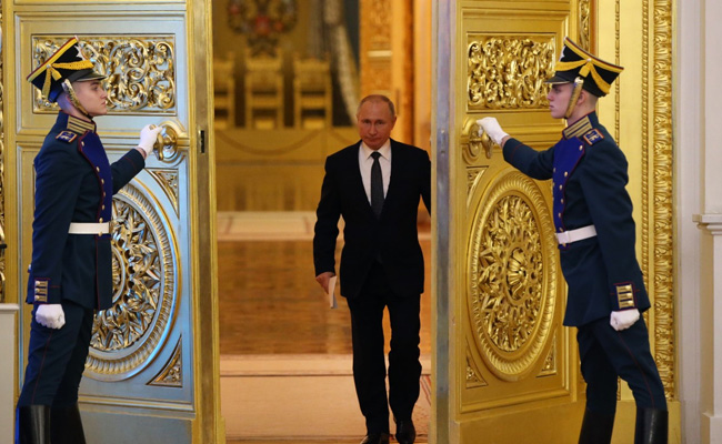 Russia के राष्ट्रपति Putin कितने अमीर? $700,000 की घड़ियों, सुपर यॉट और 700 कारों के अलावा ये हैं उनकी दौलत के बारे में दावे