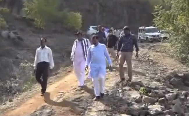 सड़क की तुलना हेमा मालिनी के गाल से करने वाले मंत्री जी की कार जब खस्ता सड़क पर नहीं चल पाई, पैदल नापा रास्ता