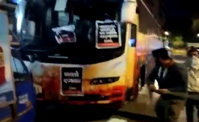 IPL में लगाई गई बसों पर भड़का मनसे का गुस्सा, ताज के पास खड़ी गाड़ियो में की तोड़फोड़