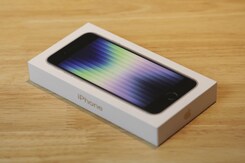 iPhone SE 2022 Unboxing in Hindi and First Look: पुरानी वर्दी में नया फौजी! iPhone SE 2022 Unboxing in Hindi and First Look: पुरानी वर्दी में नया फौजी!